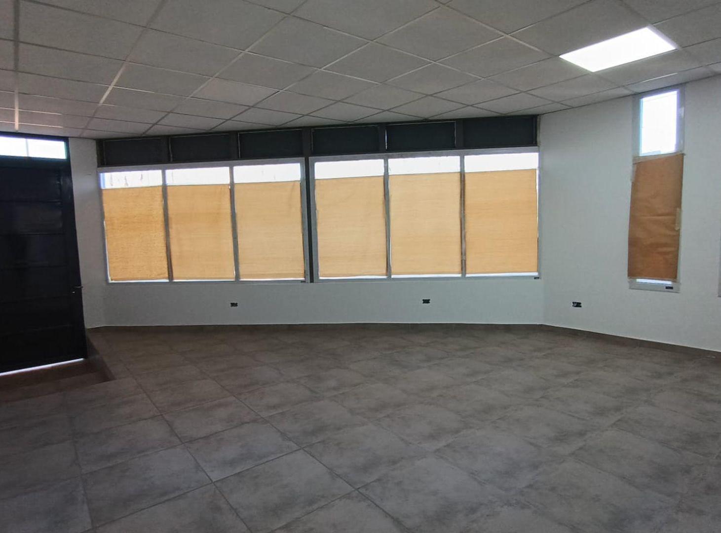 Foto de LOCAL COMERCIAL EN ALQUILER - PLOTTIER, imagen 3