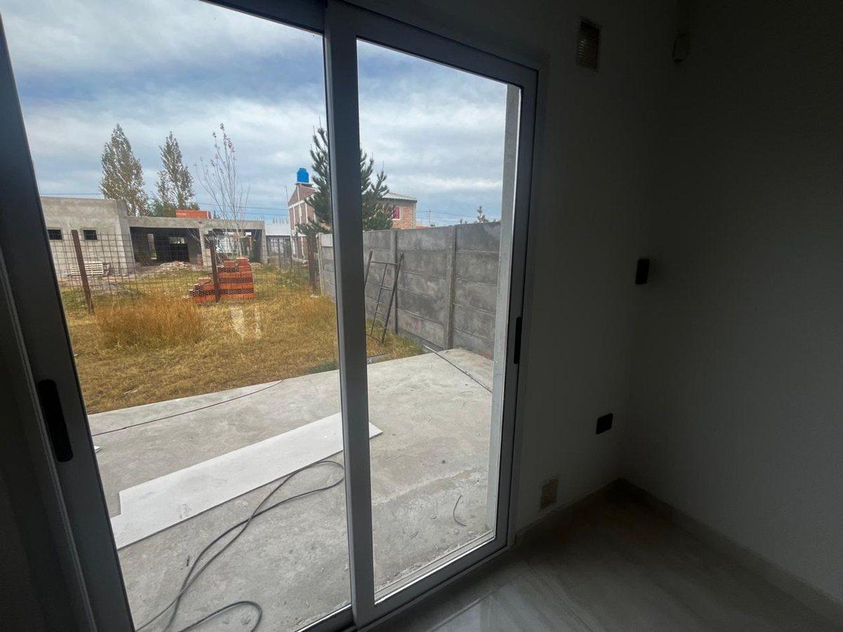 Foto de VENTA DUPLEX 3 DORMITORIOS B°LA CASONA ll PLOTTIER, imagen 5