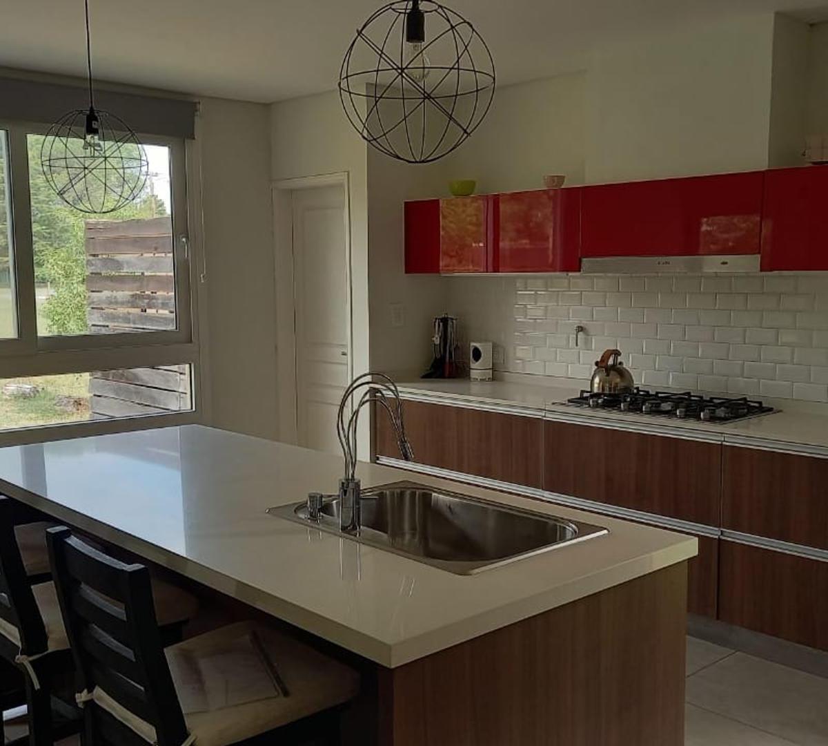 Foto de Moderna casa en club de campo El Moro, imagen 3