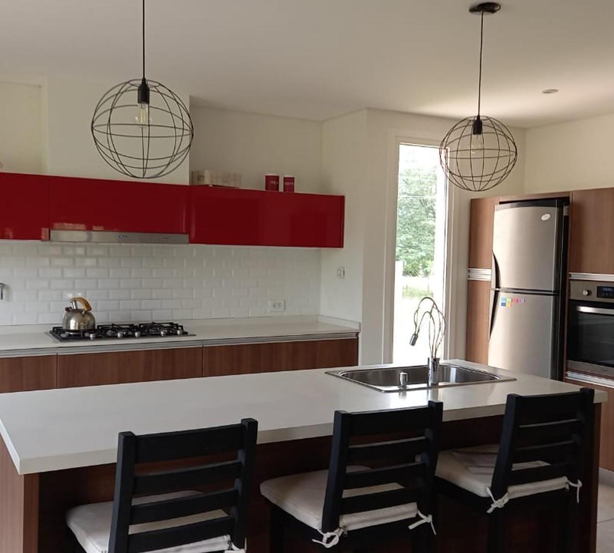 Foto de Moderna casa en club de campo El Moro, imagen 4