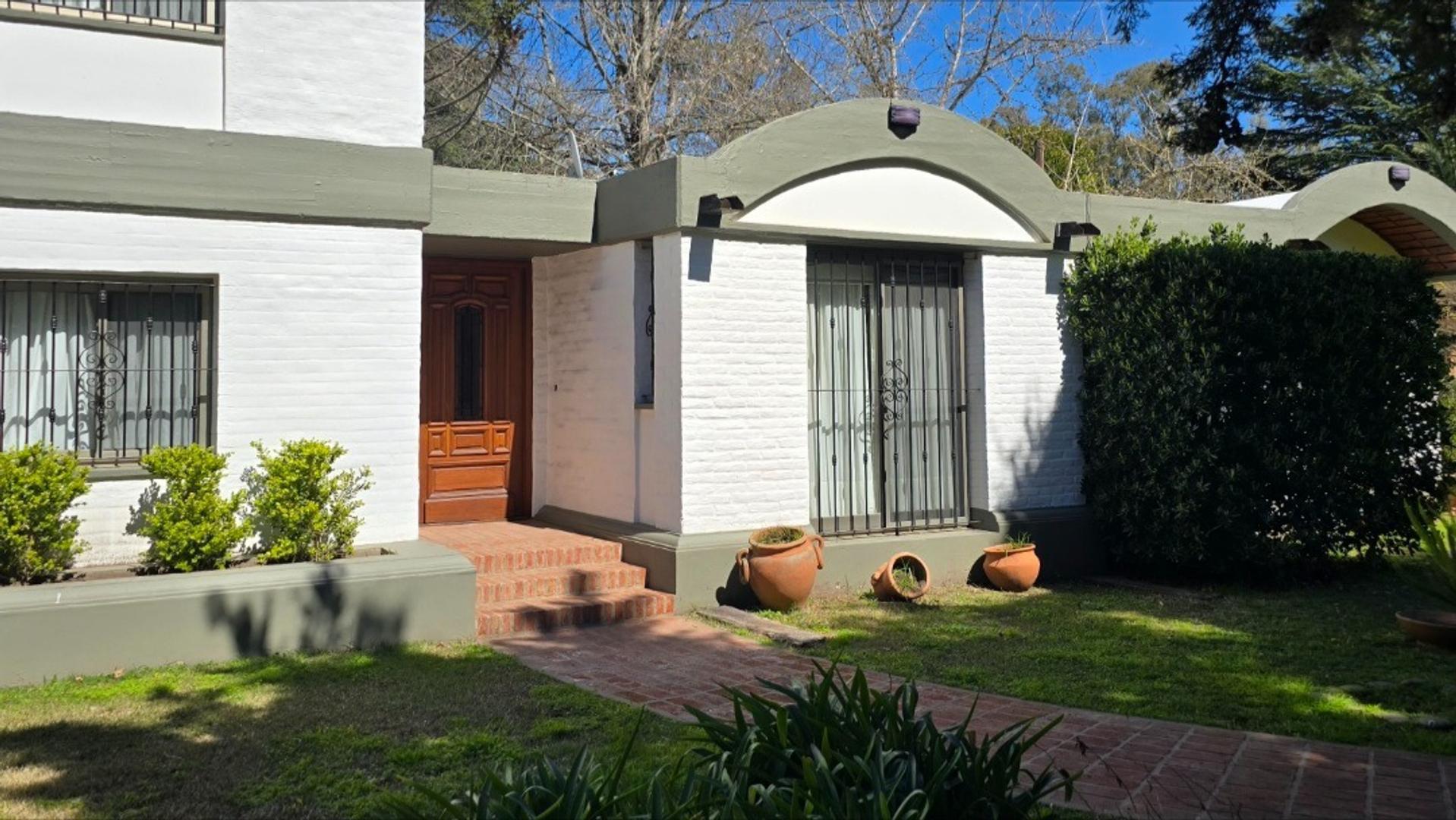 Solida casa en venta en Club de campo El Moro