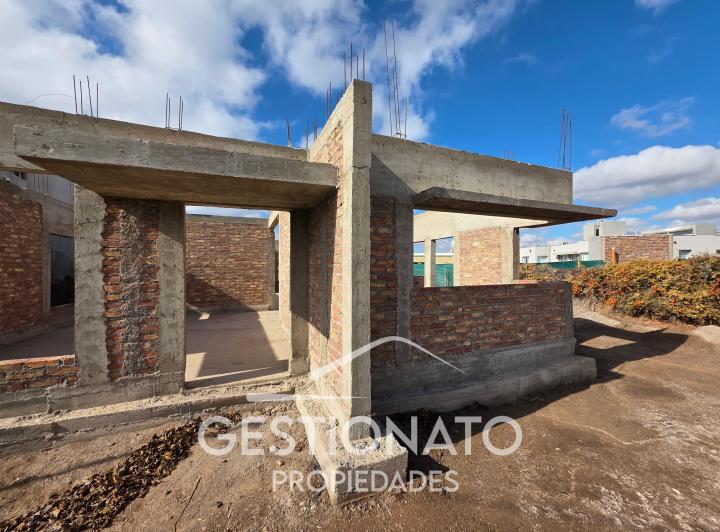 CASA EN OBRA EN B° PRIVADO ARENAS COUNTRY GUAYMALLÉN 1