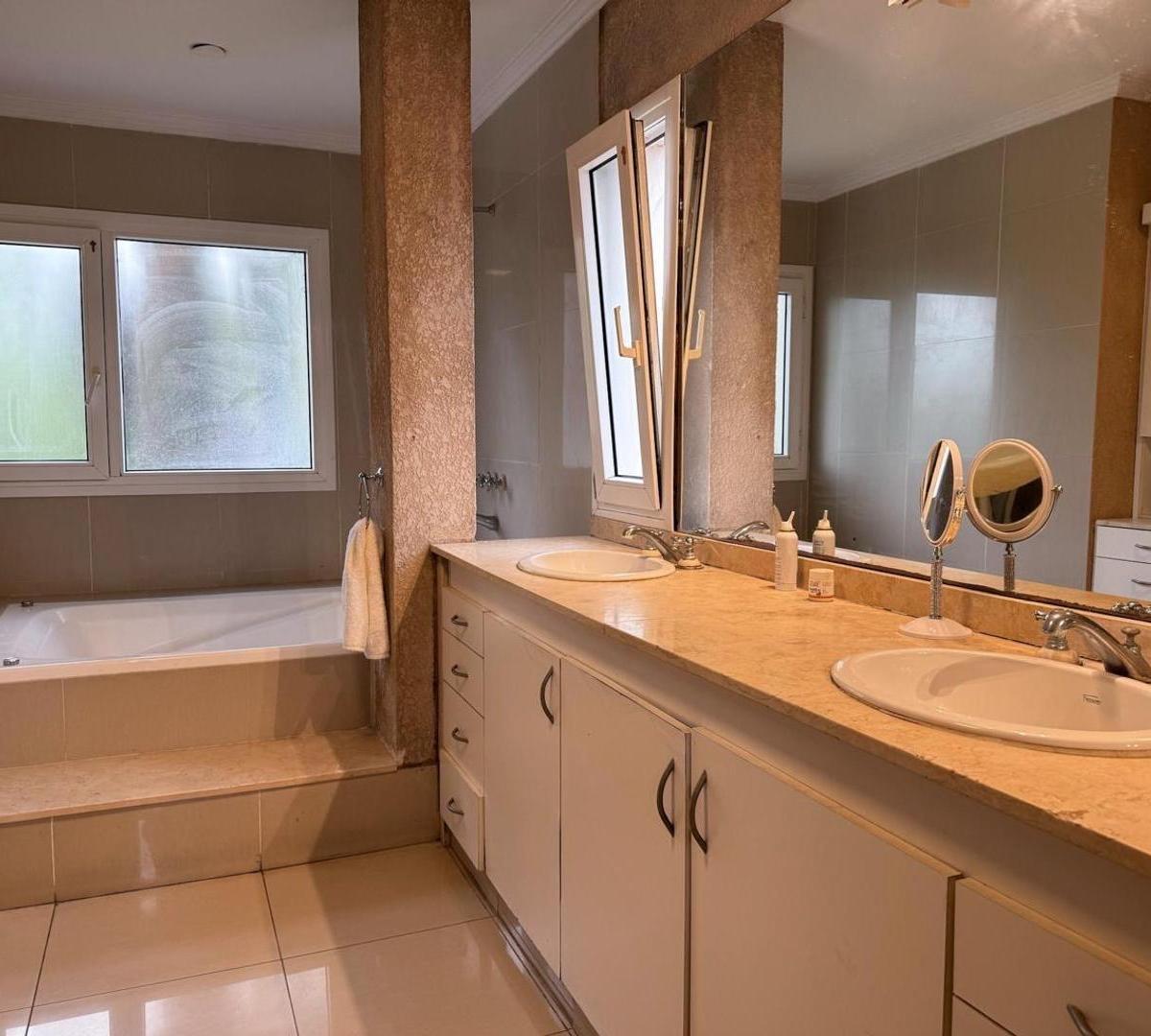 Foto de IMPORTANTE CASA EN VENTA, COUNTRY MARCOS PAZ, YERBA BUENA, imagen 4