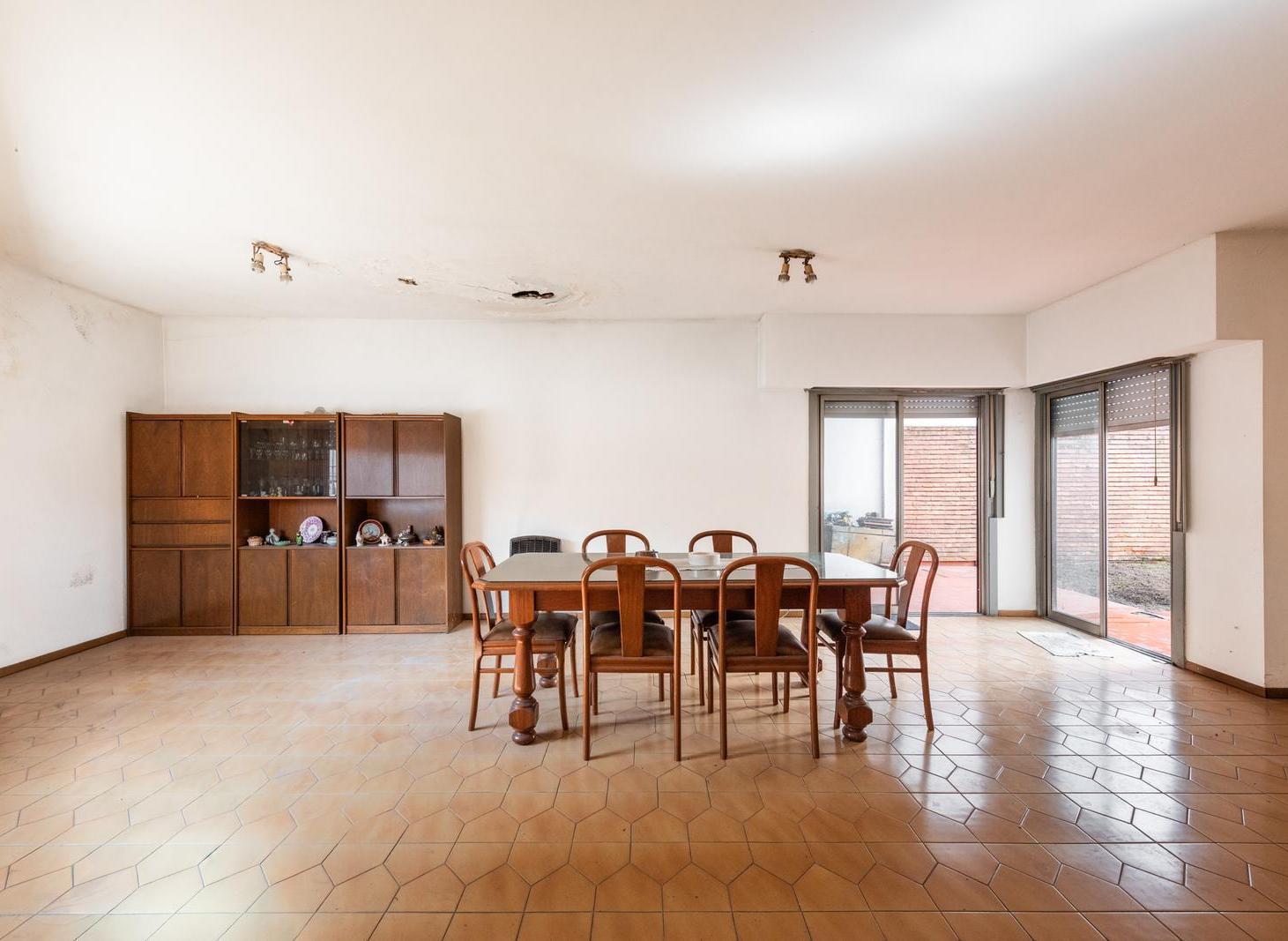 Foto de Oportunidad! Casa 2 plantas con Jardin y Garaje - A Reciclar- en Parque, imagen 4