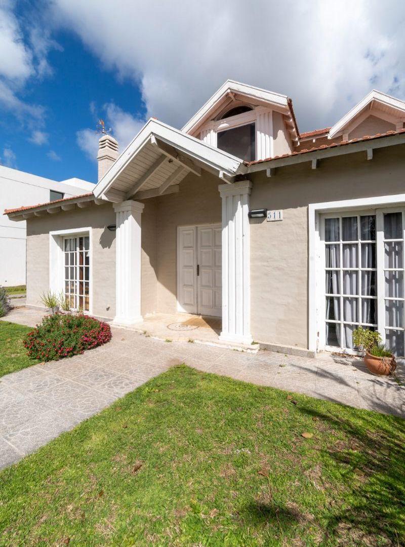 Foto de Casa en Venta buena estructura y distribución. Hermoso lote. Club de, imagen 4