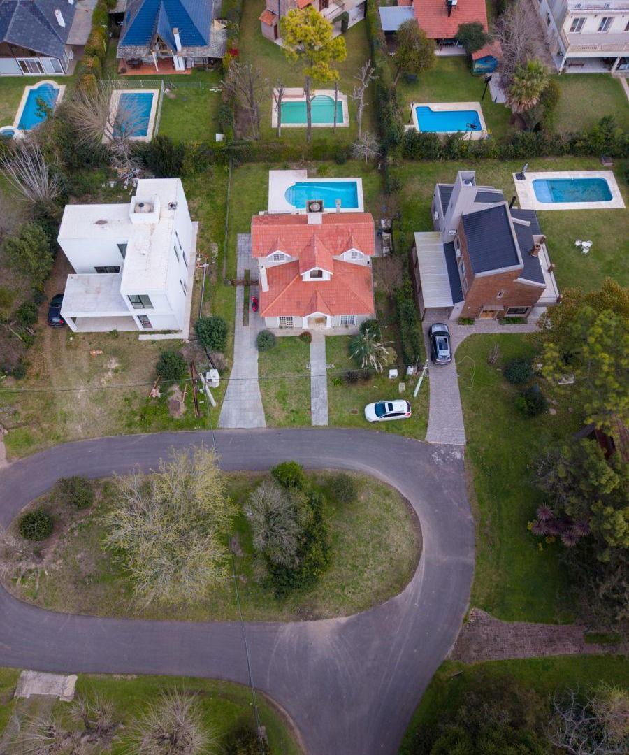 Foto de Casa en Venta buena estructura y distribución. Hermoso lote. Club de, imagen 2