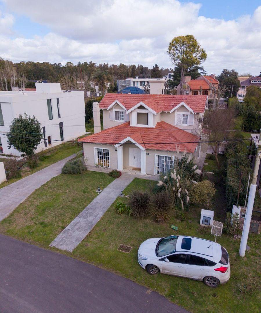 Foto de Casa en Venta buena estructura y distribución. Hermoso lote. Club de, imagen 1