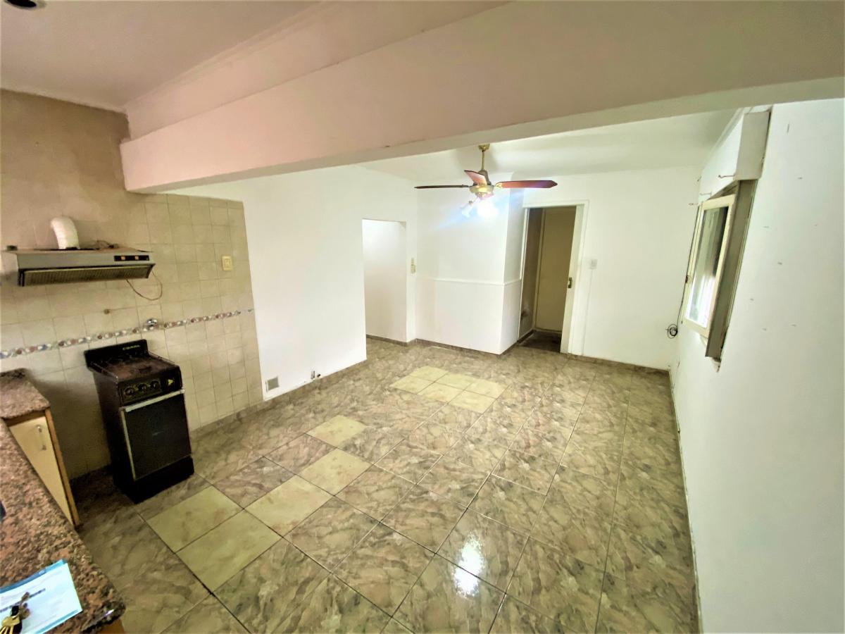 CASA 4 AMBIENTES C/ JARDÍN, PATIO Y COCHERA PARA VARIOS VEHÍCULOS