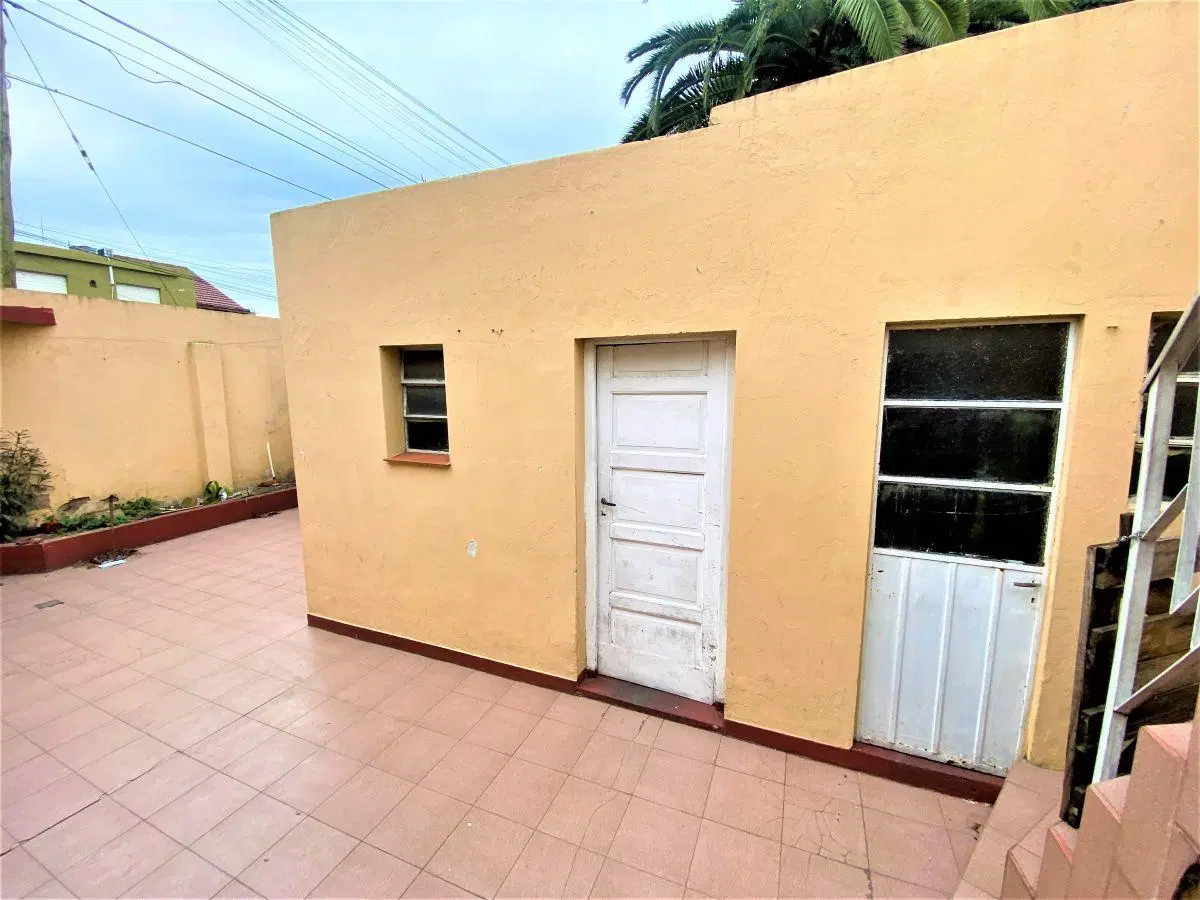 Casa 4 Ambientes C/ Jardín, Patio y Cochera Para Varios Vehículos - Wilde 1