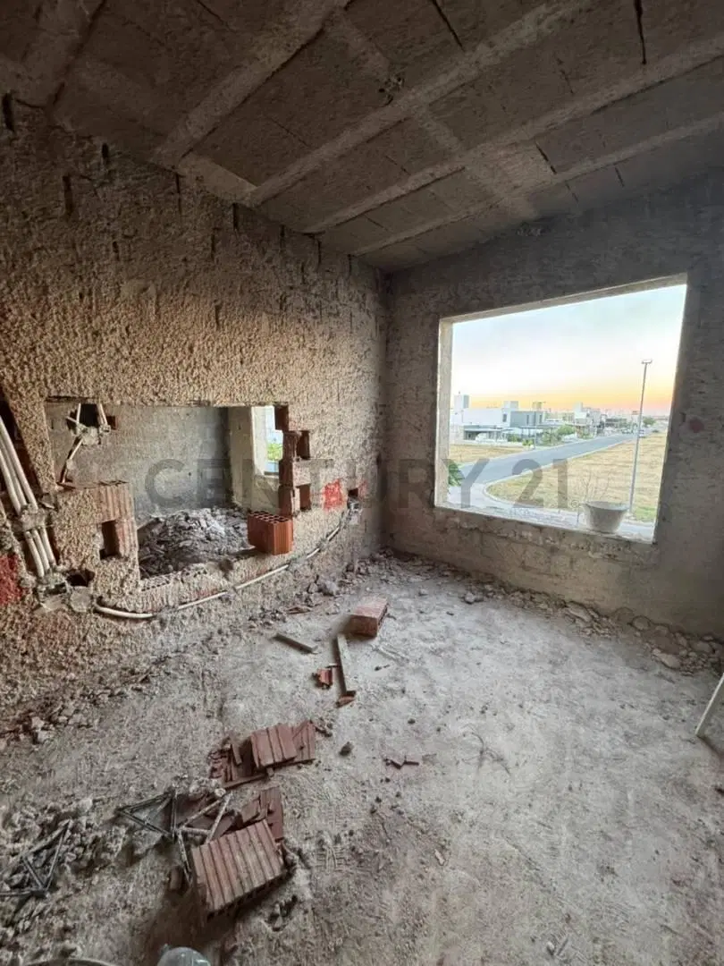 Hermoso dúplex de 2 dormitorios y 2 baños Etapa 3 , ubicado frente a espacio verde, en un entorno tr 2
