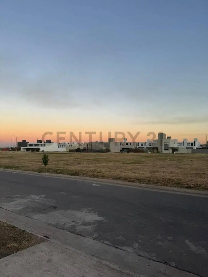 Hermoso dúplex de 2 dormitorios y 2 baños Etapa 3 , ubicado frente a espacio verde, en un entorno tr 3