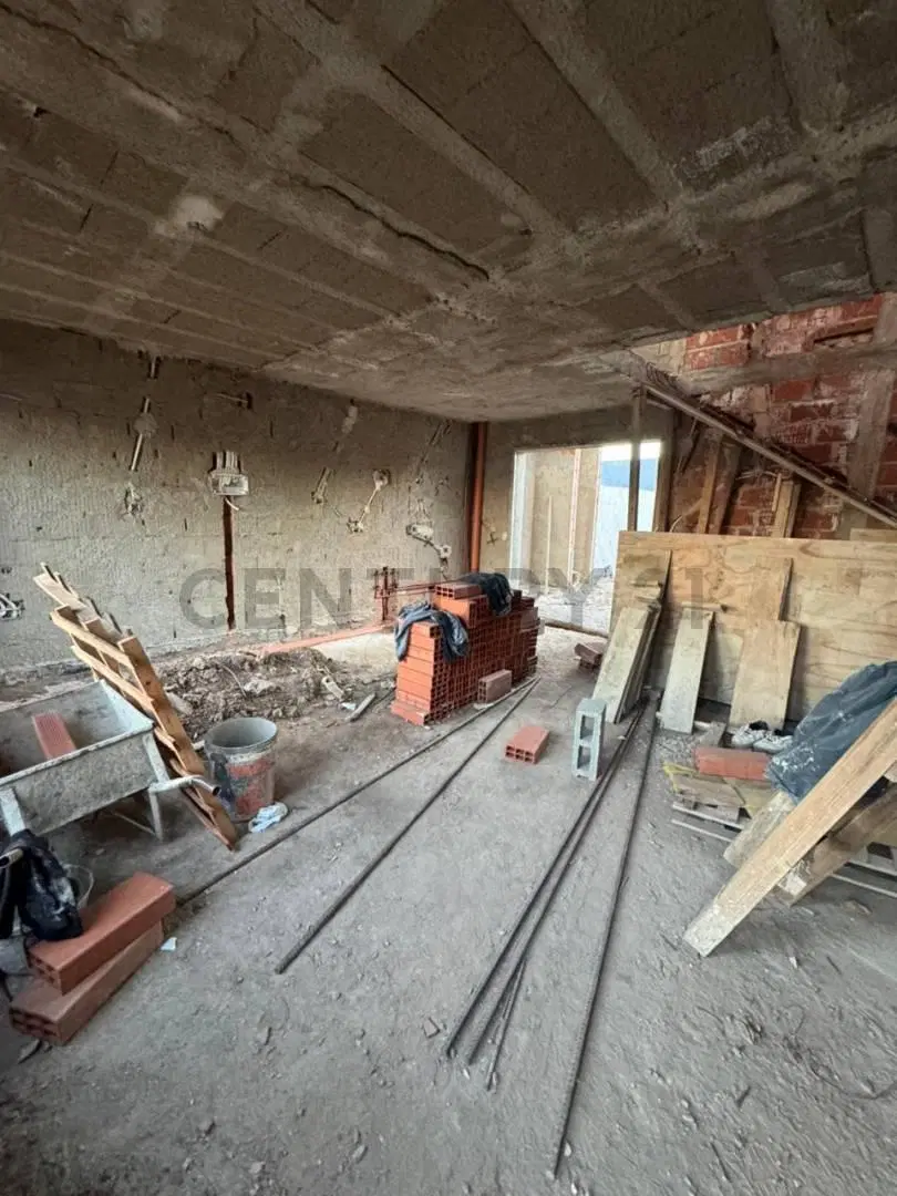 Hermoso dúplex de 2 dormitorios y 2 baños Etapa 3 , ubicado frente a espacio verde, en un entorno tr 4