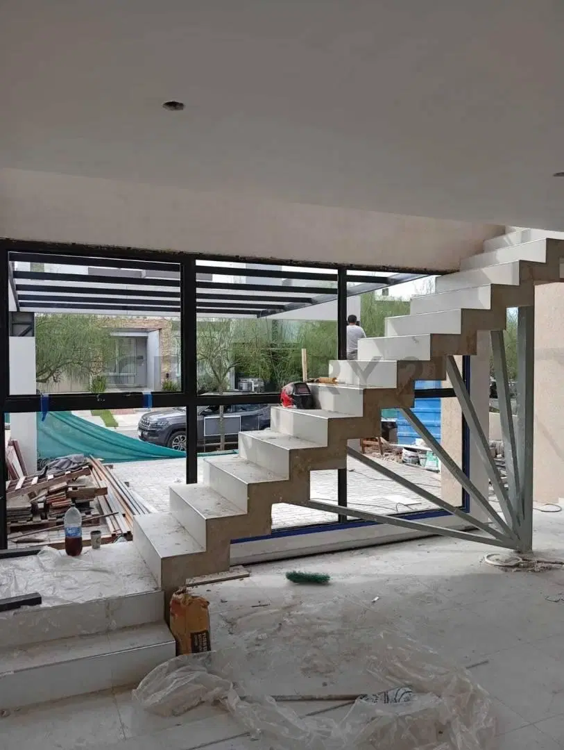 Casa en venta en Etapa 3, desarrollada sobre un lote de 256 m² con 140 m² cubiertos, diseñada con un 5