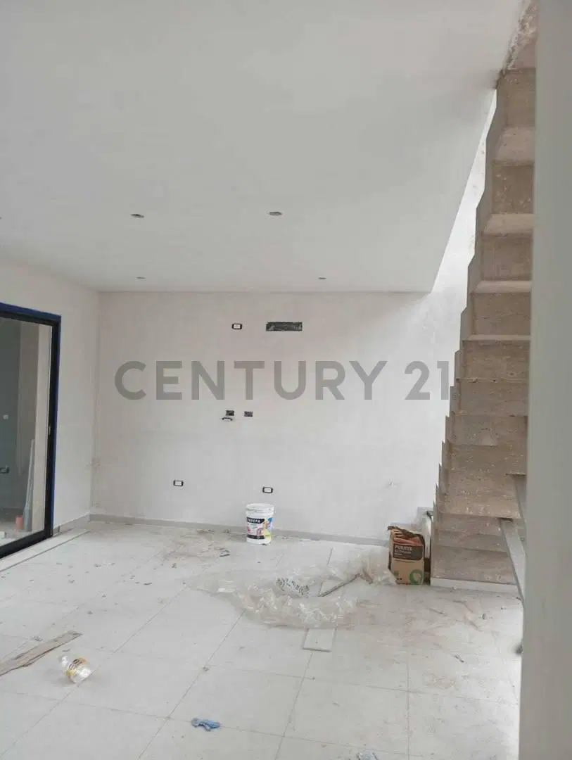 Casa en venta en Etapa 3, desarrollada sobre un lote de 256 m² con 140 m² cubiertos, diseñada con un 3