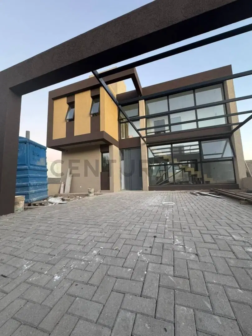 Casa en venta en Etapa 3, desarrollada sobre un lote de 256 m² con 140 m² cubiertos, diseñada con un 2