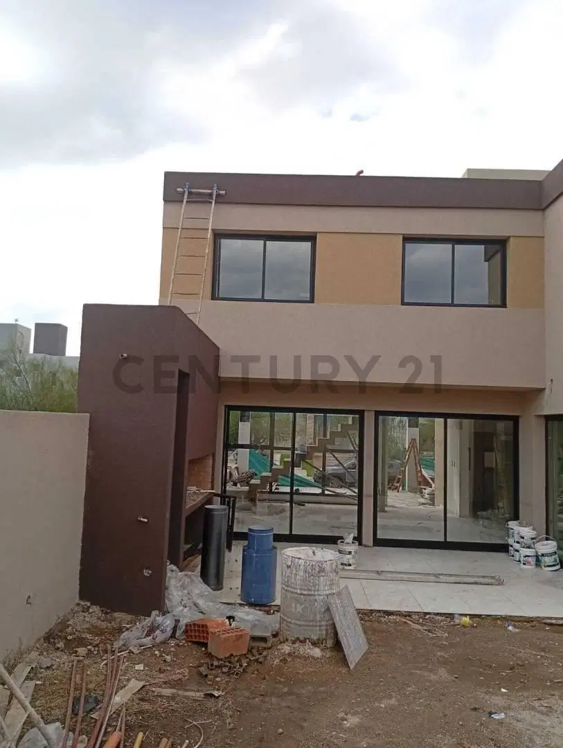 Casa en venta en Etapa 3, desarrollada sobre un lote de 256 m² con 140 m² cubiertos, diseñada con un 4