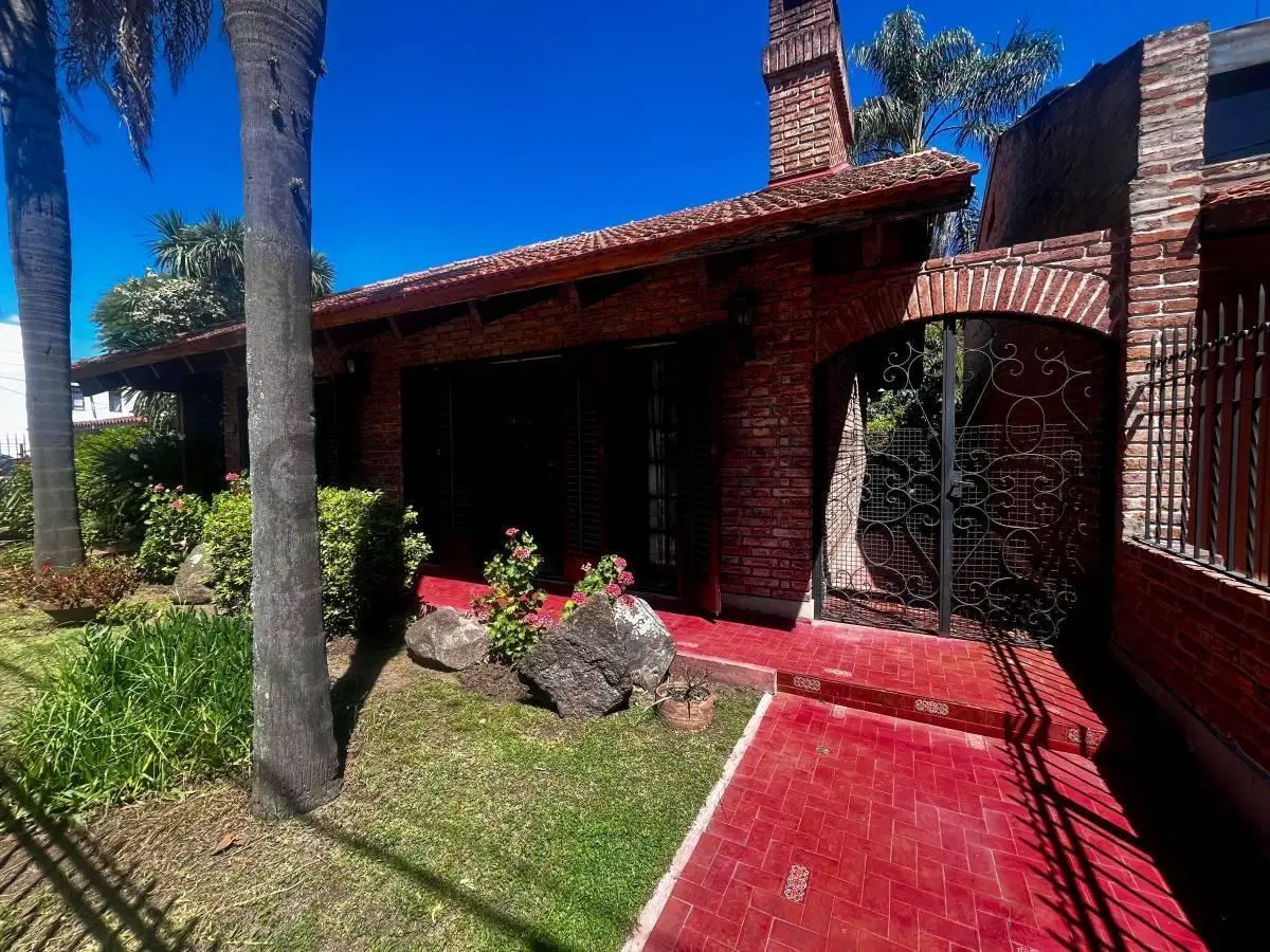 ¡GRAN PROPIEDAD EN VENTA! Casa + Departamento en B° Granja de Funes 5