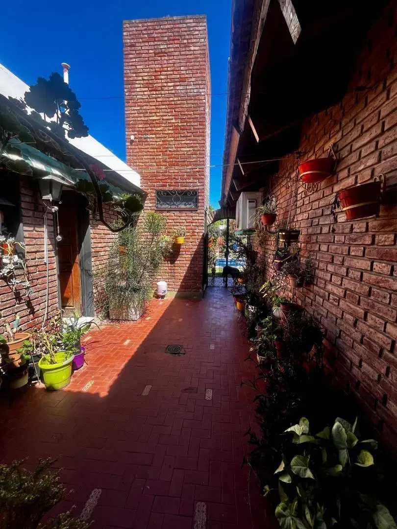 ¡GRAN PROPIEDAD EN VENTA! Casa + Departamento en B° Granja de Funes 3