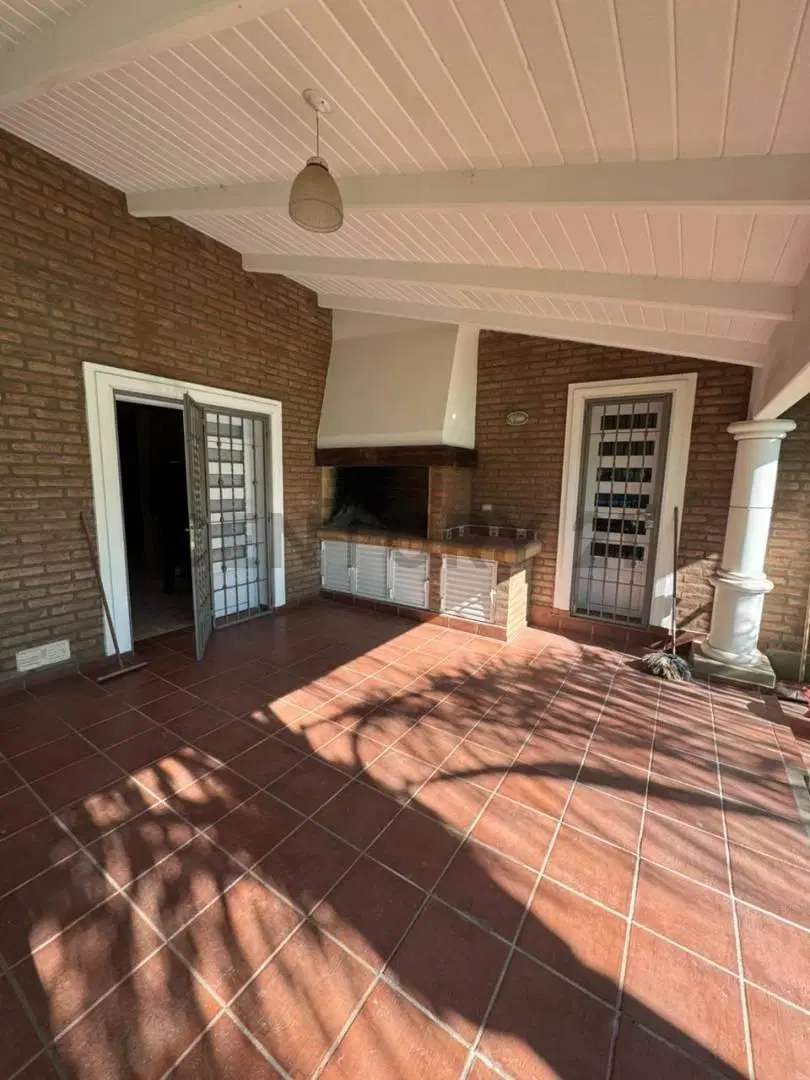 CASA EN VENTA! 3 DORMITORIOS y 2 BAÑOS 4