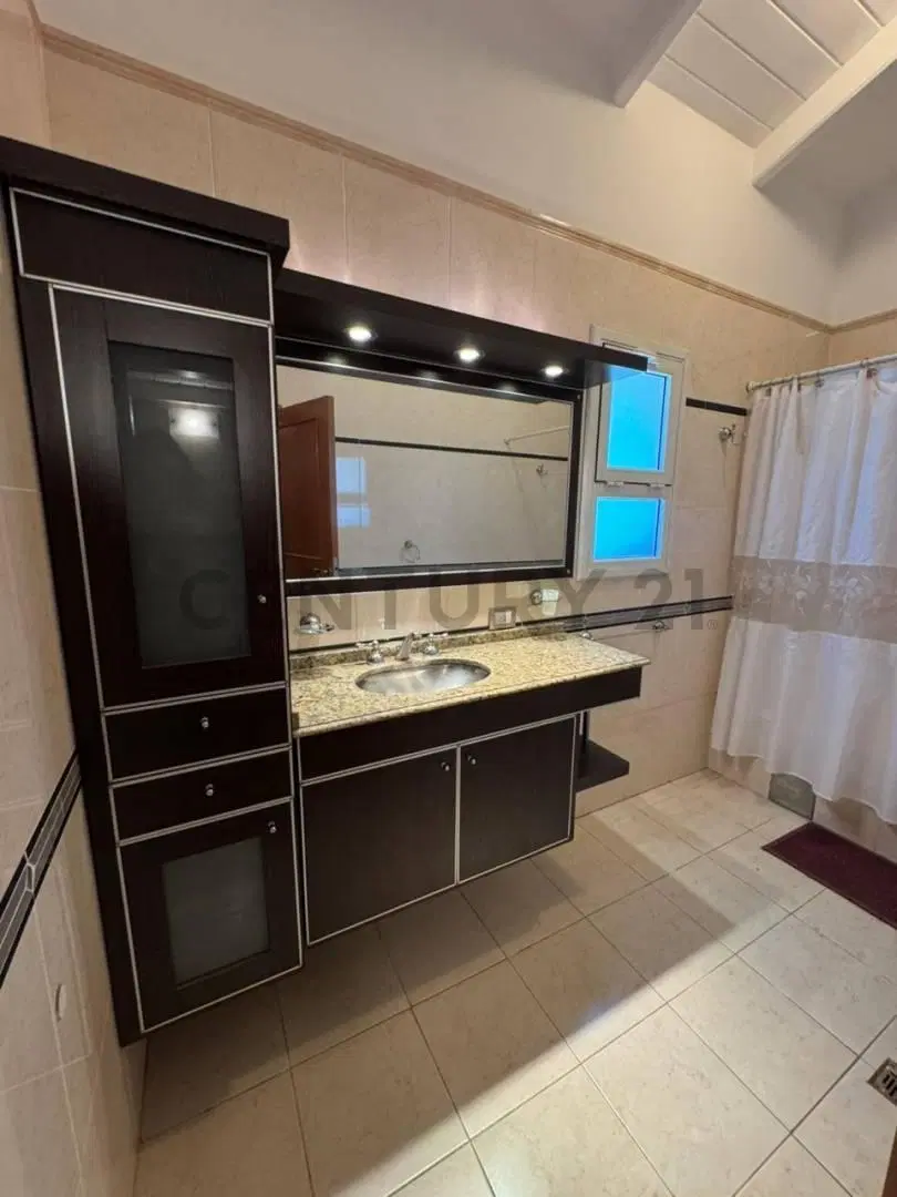 CASA EN VENTA! 3 DORMITORIOS y 2 BAÑOS 2