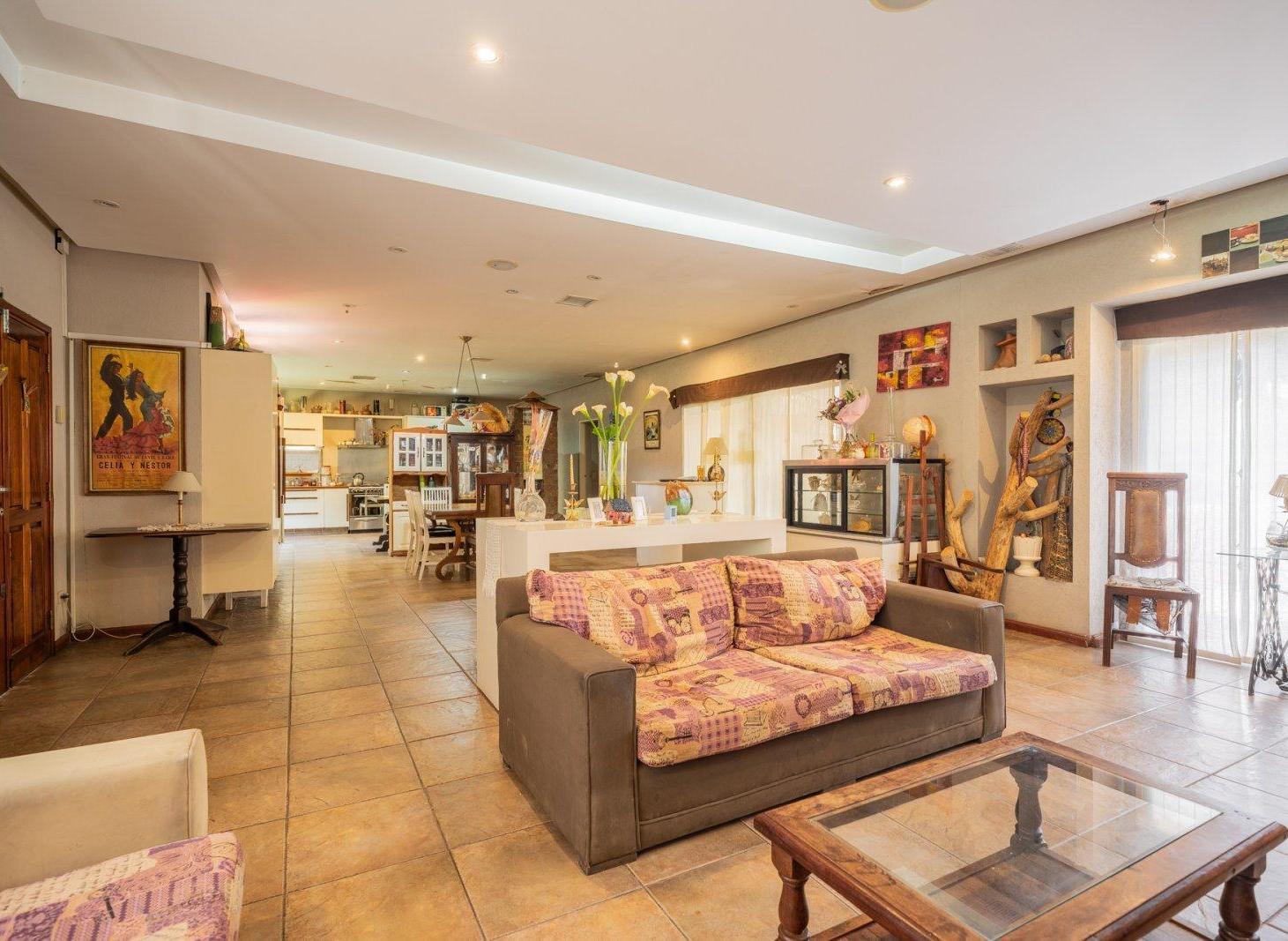 Venta de Casa de 4 ambientes en Moreno con parque y dependencia