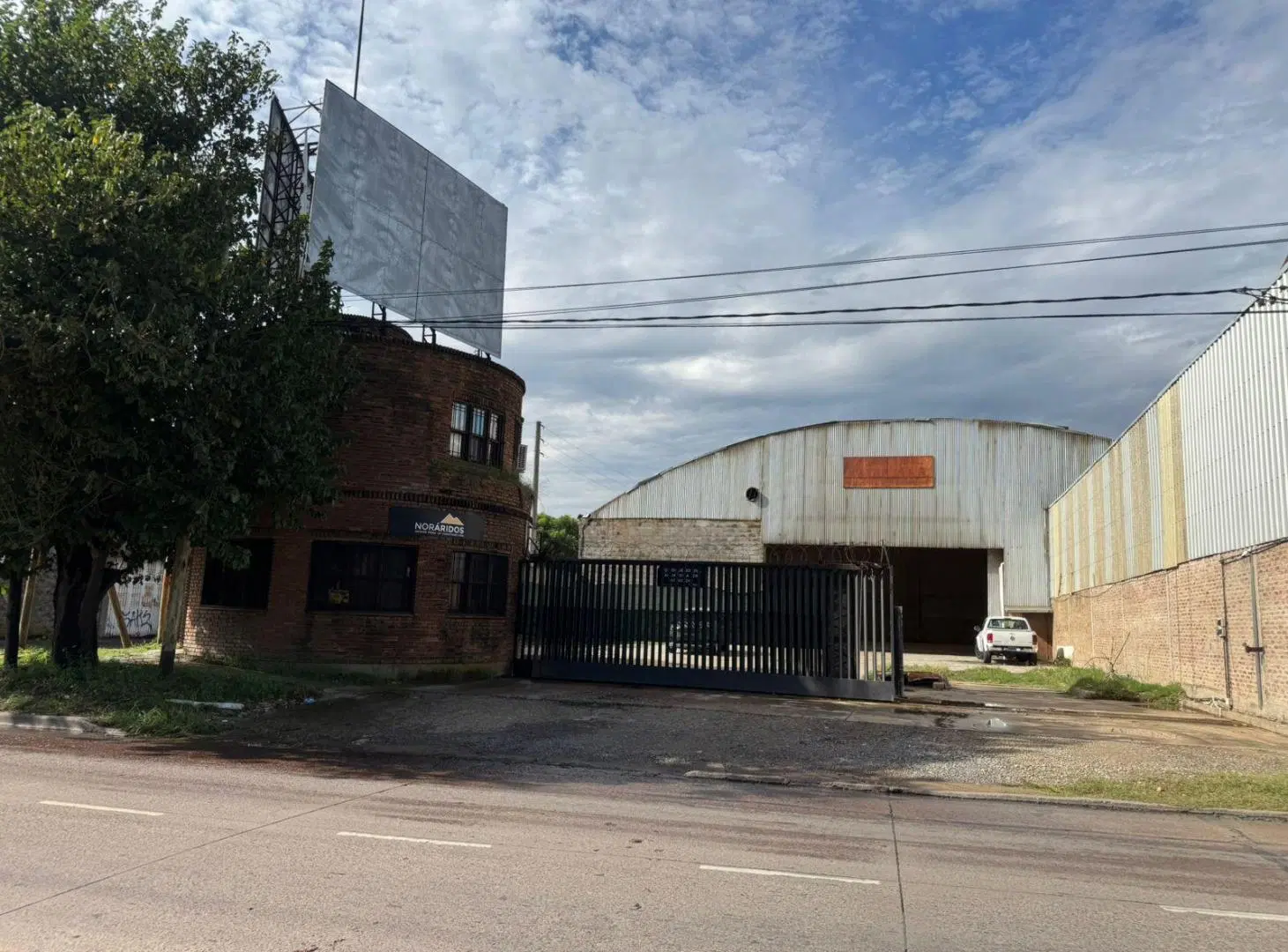Alquiler local en Tigre con playon y oficinas 2
