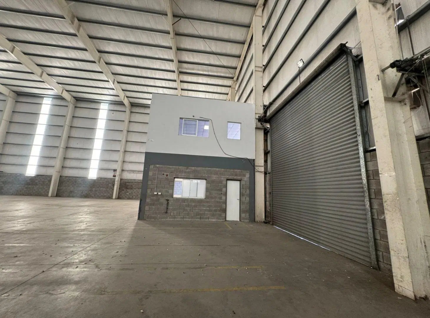 Alquiler de Nave Industrial de 3000 en Polo Industrial Ezeiza con sistema c/incendios y docks carga 4