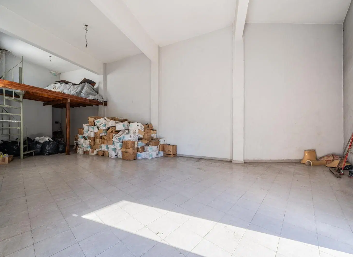 Venta de local y deposito en Ramos Mejia con entrada de vehiculos 5