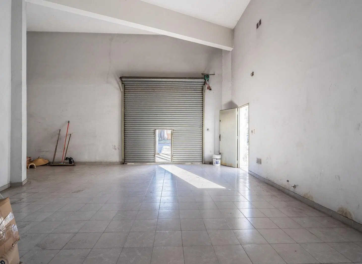 Venta de local y deposito en Ramos Mejia con entrada de vehiculos 3