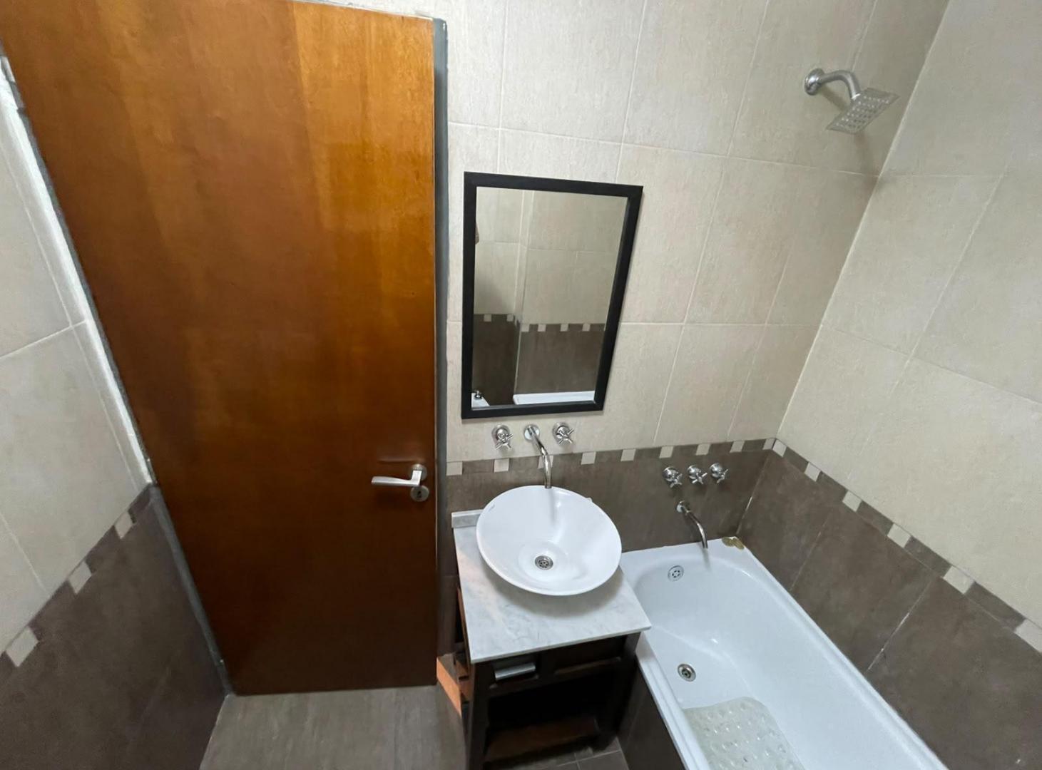 Foto de Alquiler de Departamento de 2 Ambientes con Cochera en Ituzaingó Centro, imagen 1