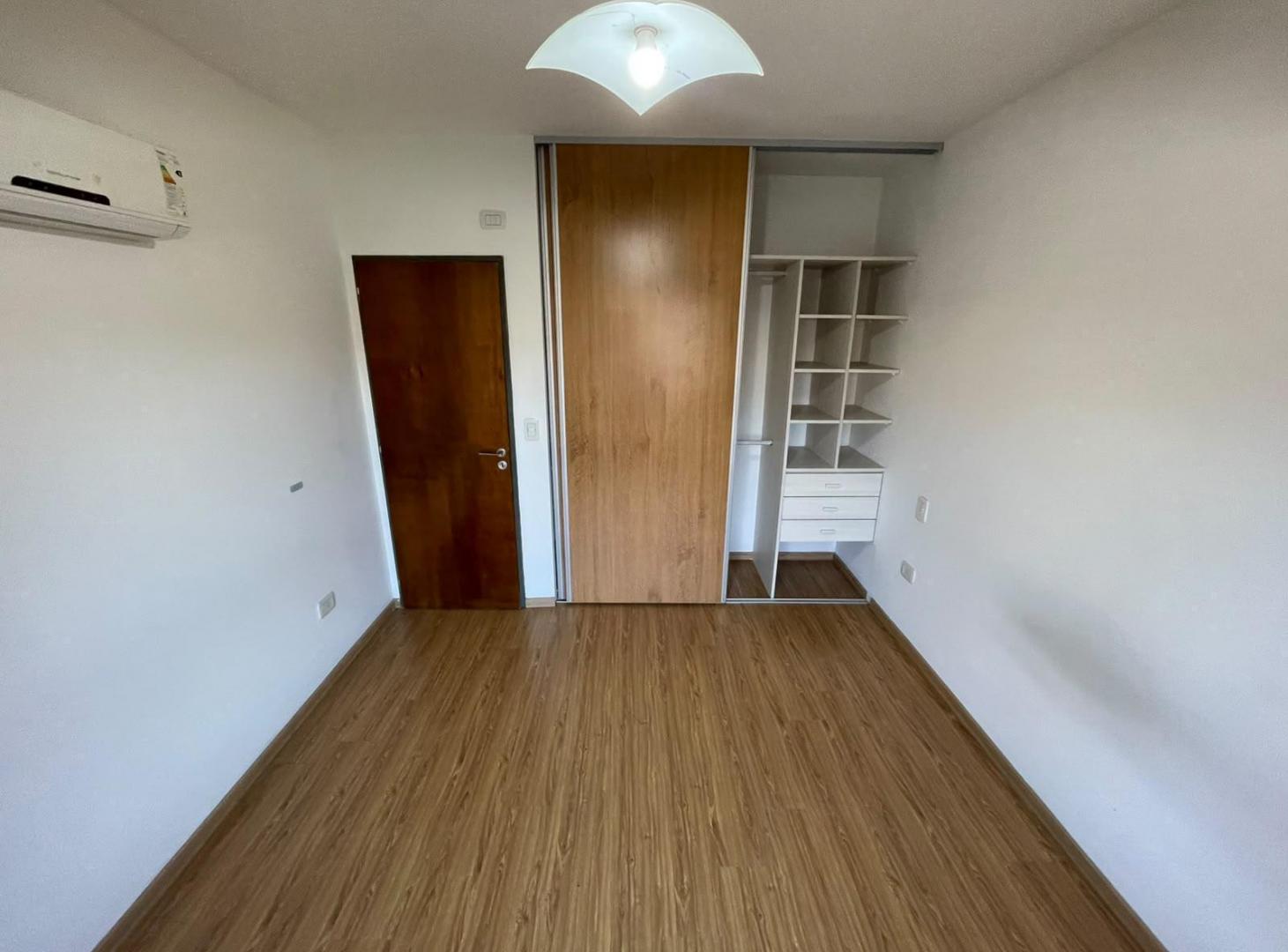 Foto de Alquiler de Departamento de 2 Ambientes con Cochera en Ituzaingó Centro, imagen 4