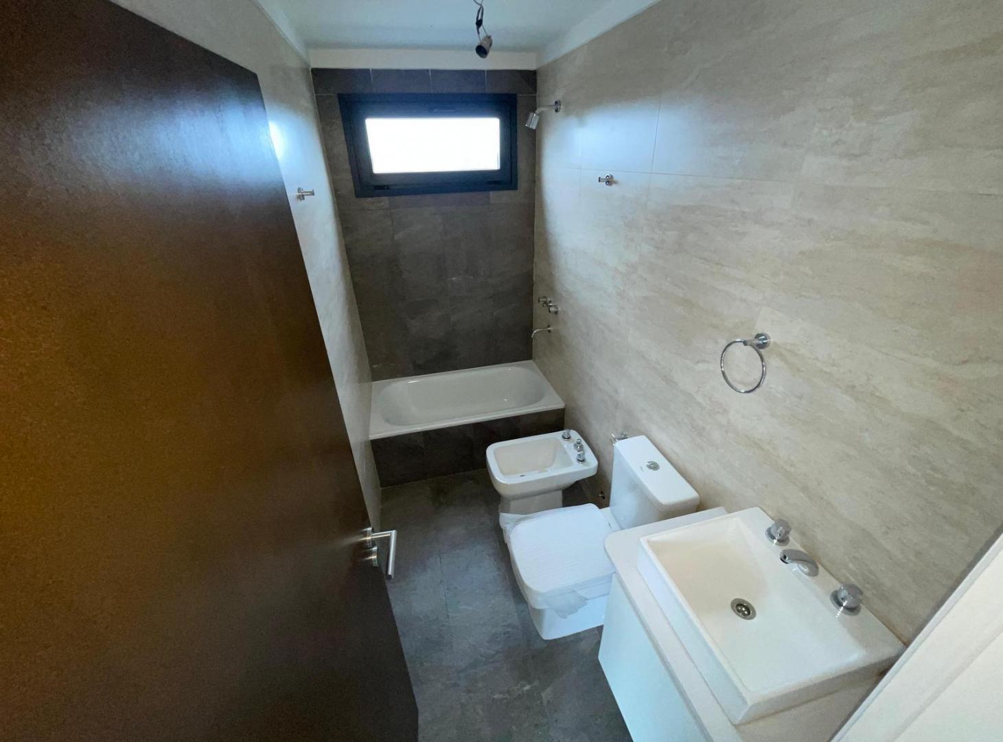 Foto de Venta 2 Amb. con Balcón en L y Terraza en Moron, imagen 3