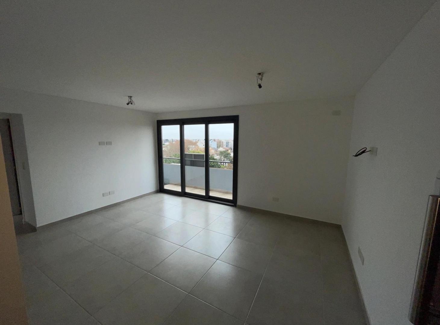 Foto de Venta 2 Amb. con Balcón en L y Terraza en Moron, imagen 2