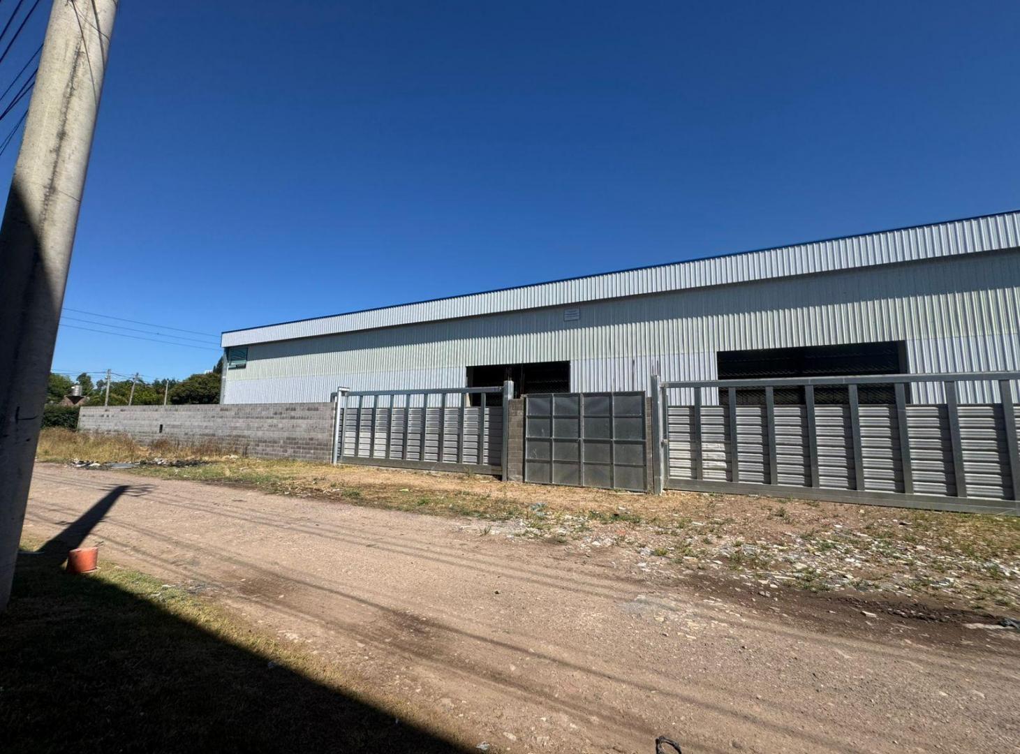 Foto de Alquiler de Nave Industrial de 2300m2 en Moreno con oficinas y guias, imagen 1
