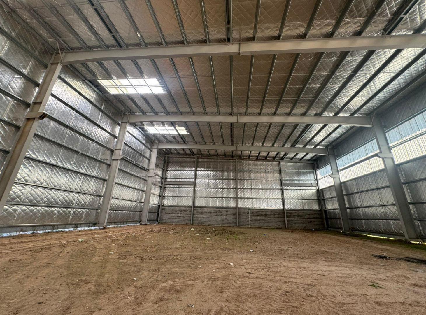 Foto de Alquiler de Nave Industrial de 2300m2 en Moreno con oficinas y guias, imagen 4