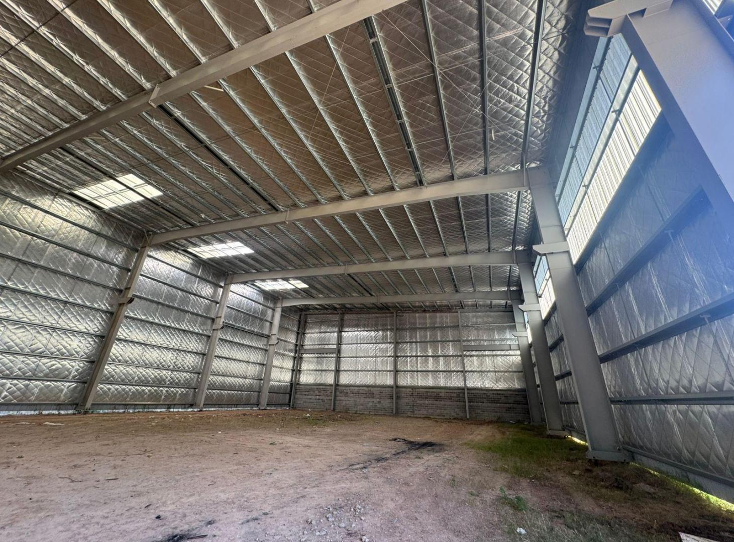 Foto de Alquiler de Nave Industrial de 2300m2 en Moreno con oficinas y guias, imagen 2