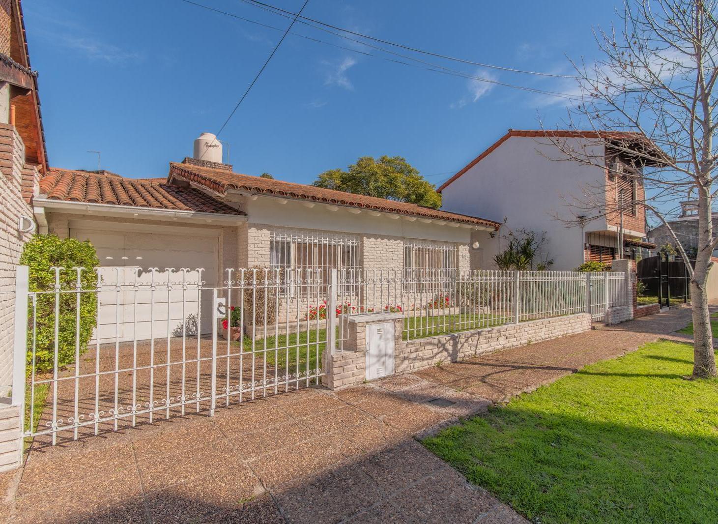 Foto de Venta de casa en planta baja con pileta, jardín y garage – Hurlingham, imagen 2