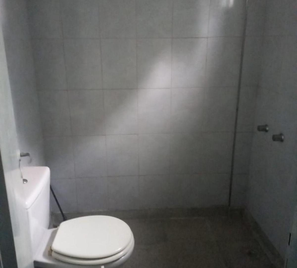 Foto de Alquiler de Local en Isidro Casanova - 54 m² cercania a Ruta 3, imagen 2
