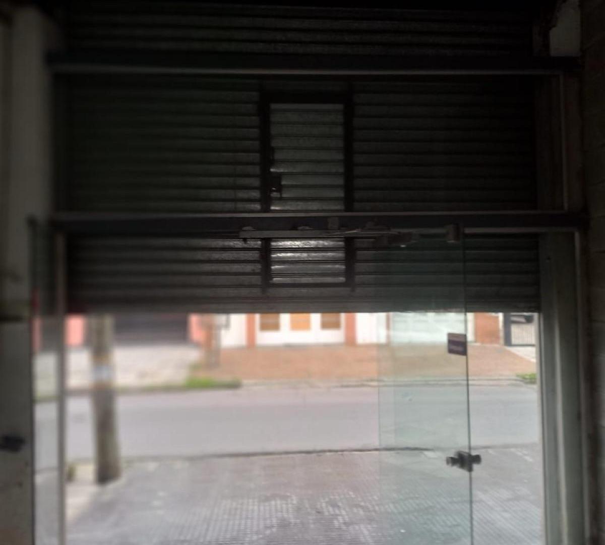 Foto de Alquiler de Local en Isidro Casanova - 54 m² cercania a Ruta 3, imagen 1