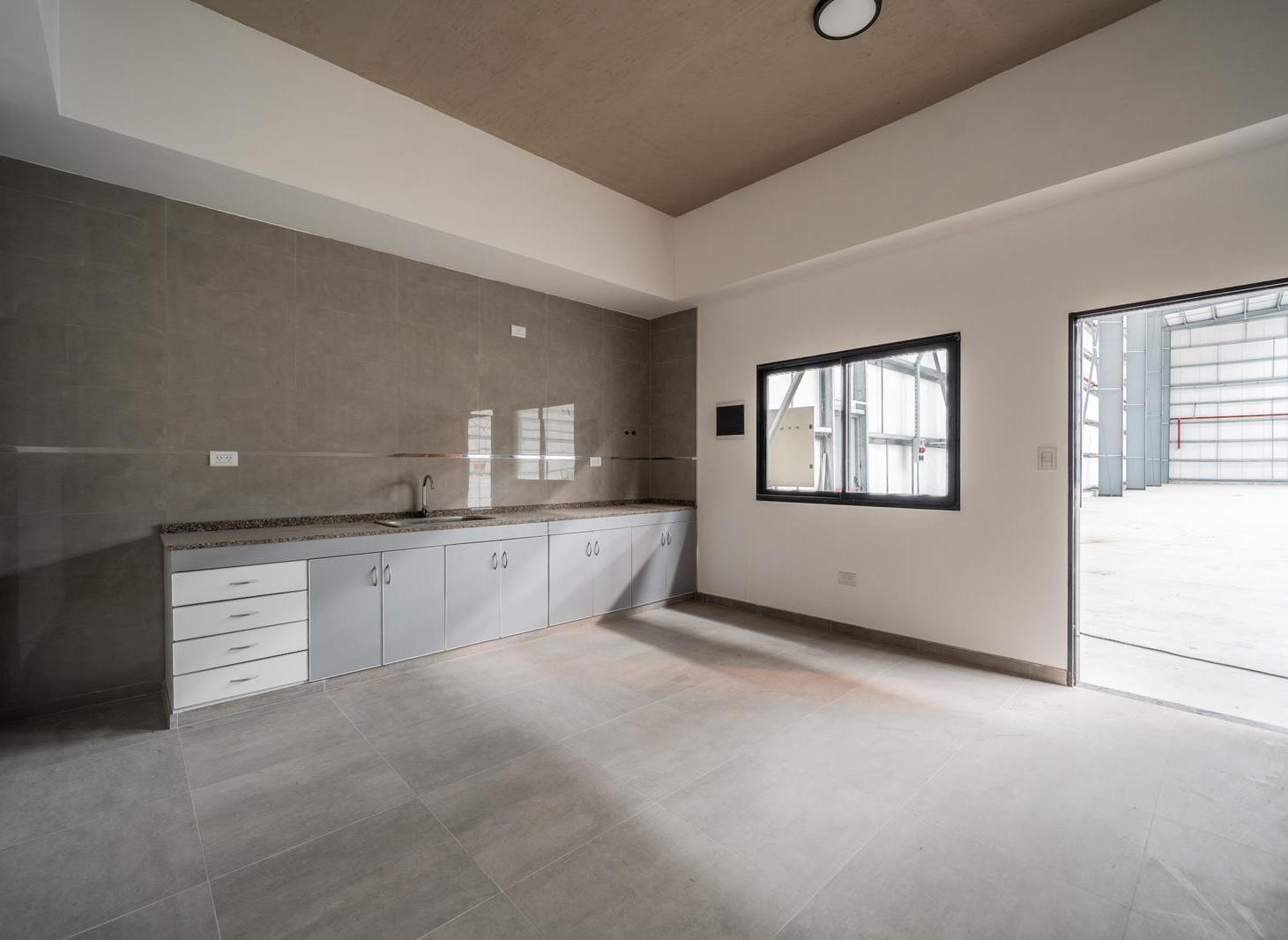 Foto de Alquiler de Nave Industrial de 2890 m2 - Spegazzini- SCI y Playa de, imagen 2