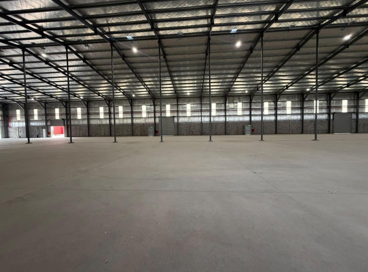 Foto de Alquiler de Nave de 4200 m2 en en Carlos Spegazzini y 5 accesos para, imagen 4