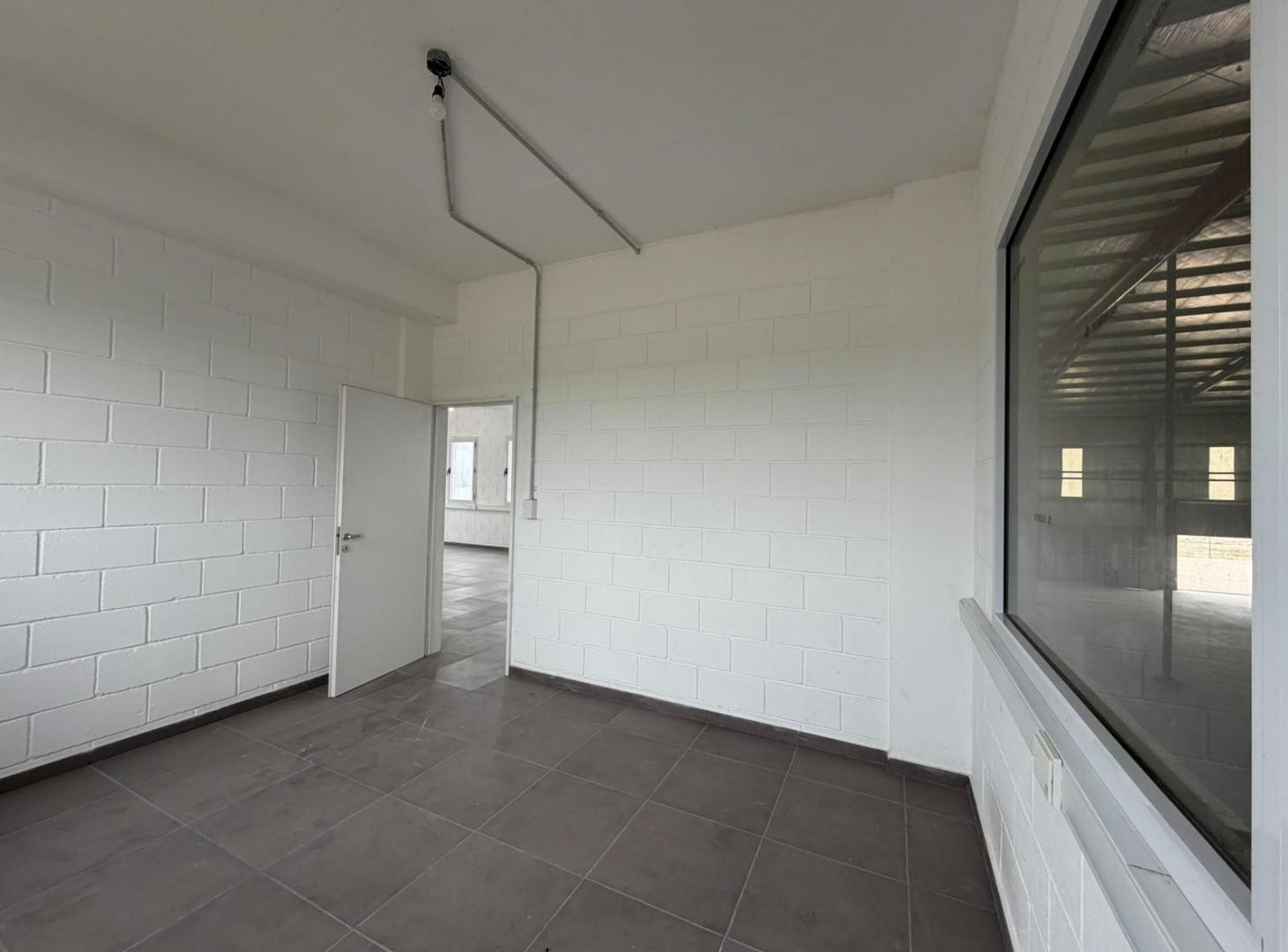 Foto de Alquiler de Nave de 4200 m2 en en Carlos Spegazzini y 5 accesos para, imagen 5