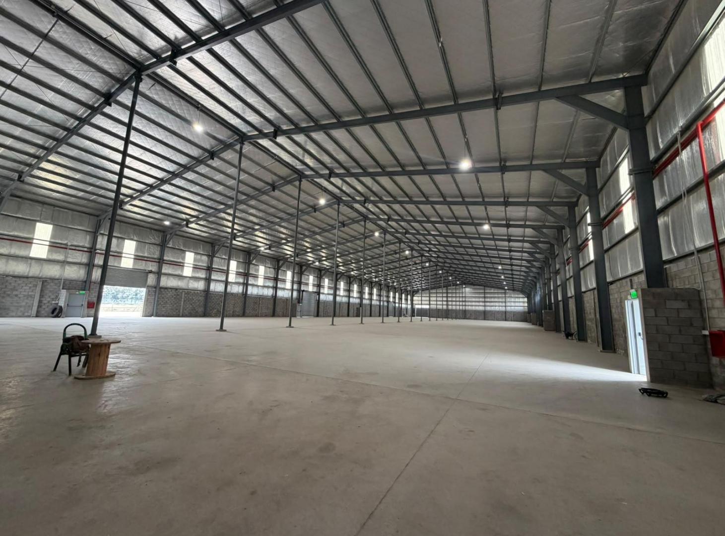 Foto de Alquiler de Nave de 4200 m2 en en Carlos Spegazzini y 5 accesos para, imagen 1