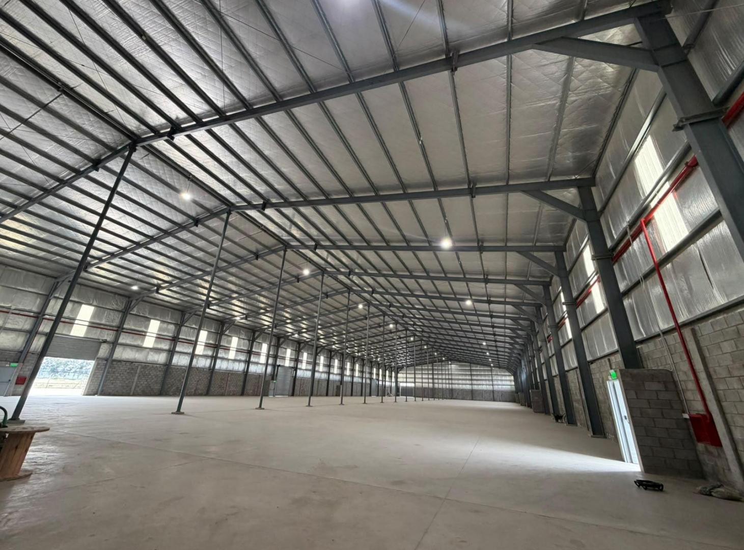 Foto de Alquiler de Nave de 4200 m2 en en Carlos Spegazzini y 5 accesos para, imagen 3