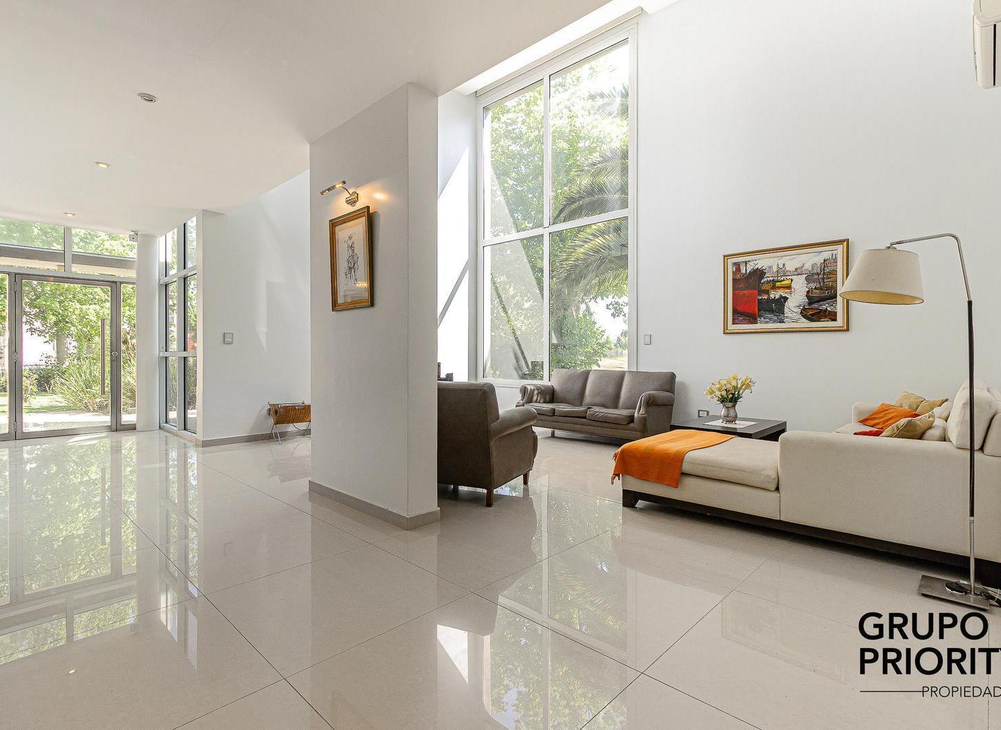 Casa en venta en La Reserva con vista al golf y laguna