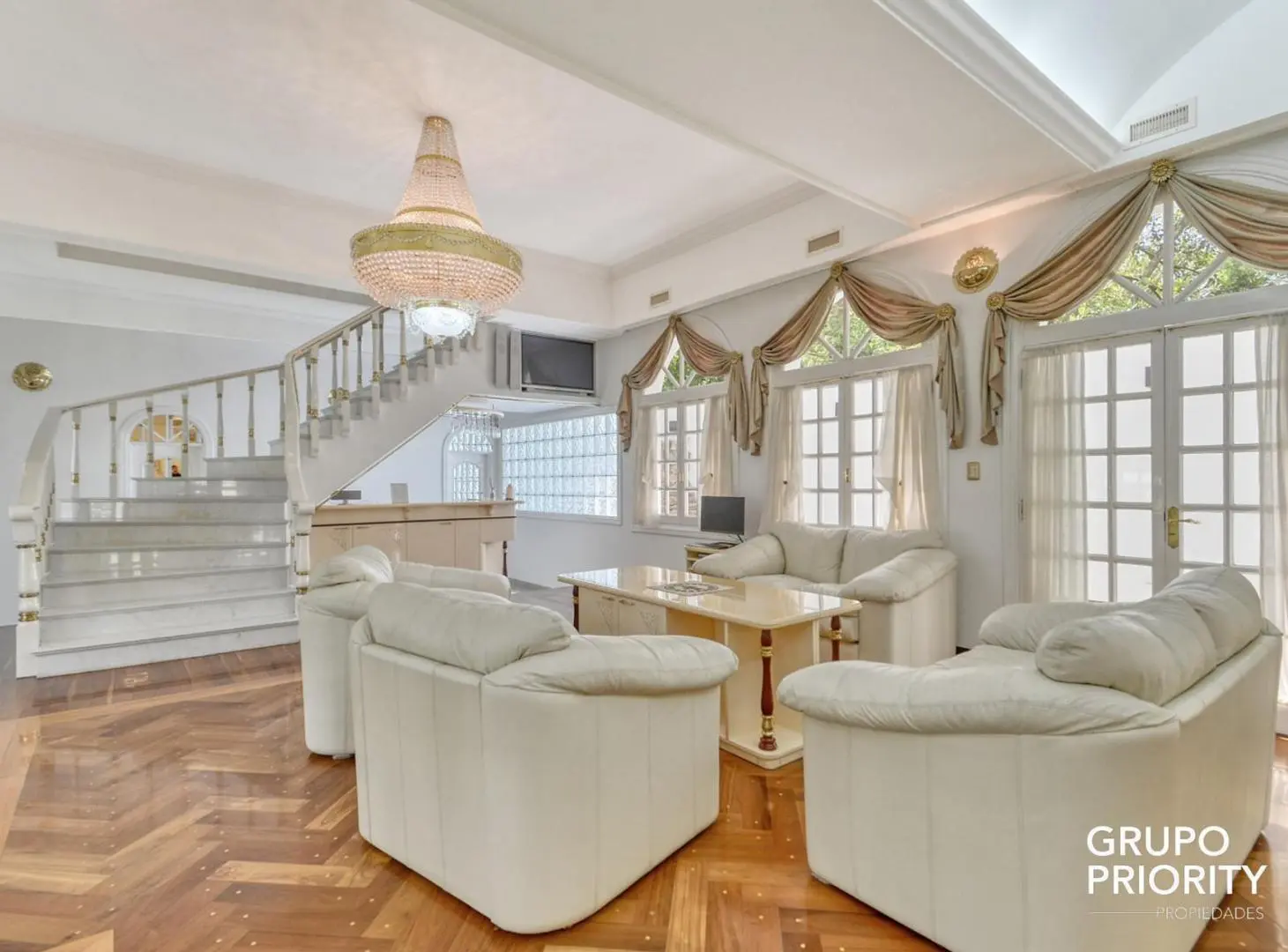 Mansion en venta en Parque Leloir con 4 dormitorios en suite y 7000 m2 2
