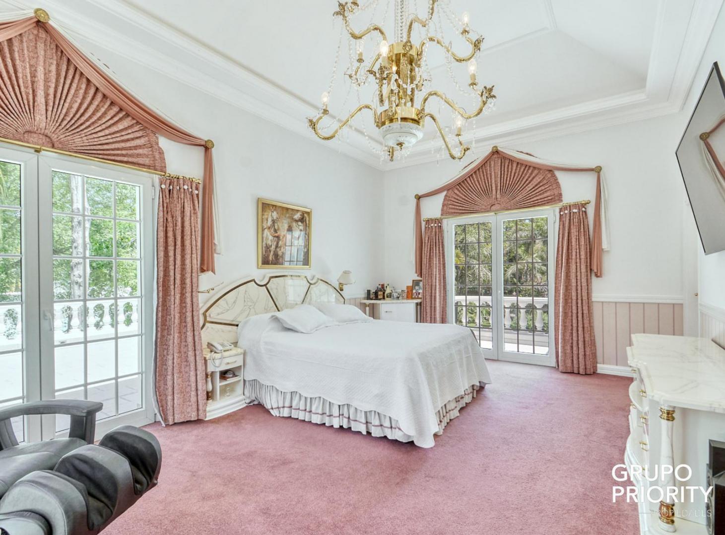 Mansion en venta en Parque Leloir con 4 dormitorios en suite y 7000 m2