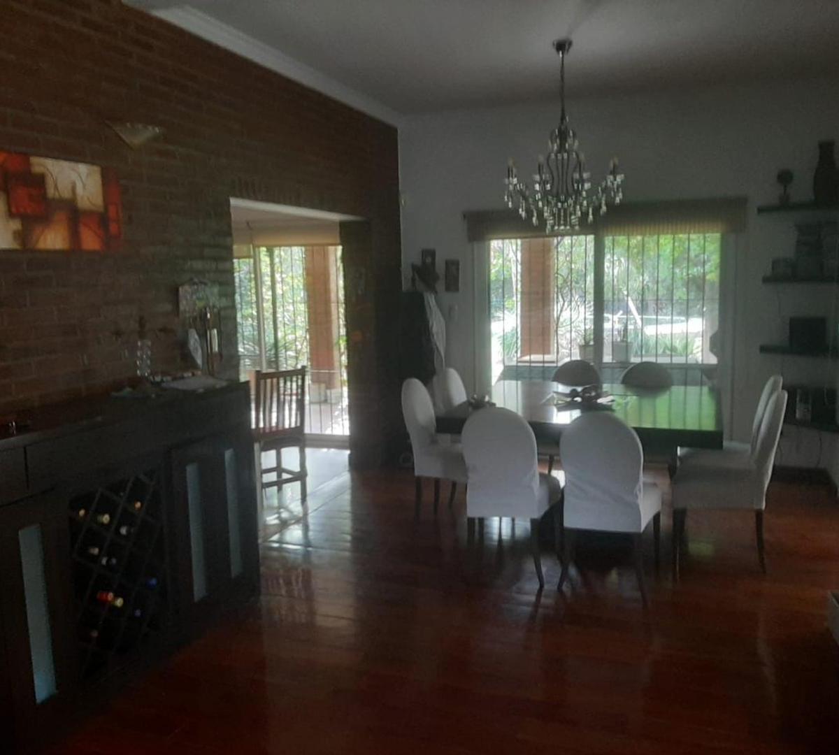 CASA EN MORENO, EXCELENTE UBICACION