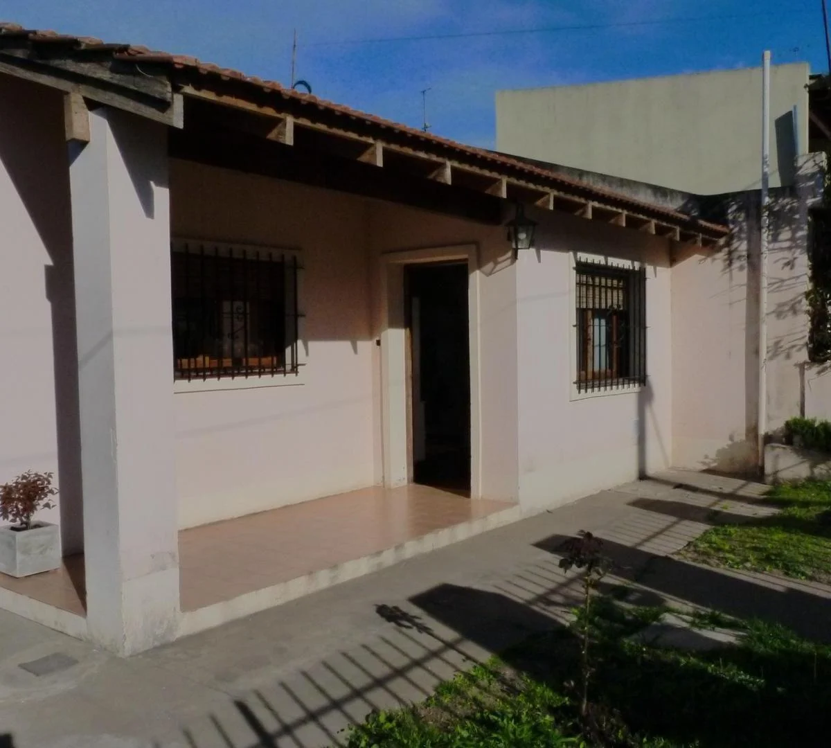 Casa en Venta o Permuta en Mercedes B. 4