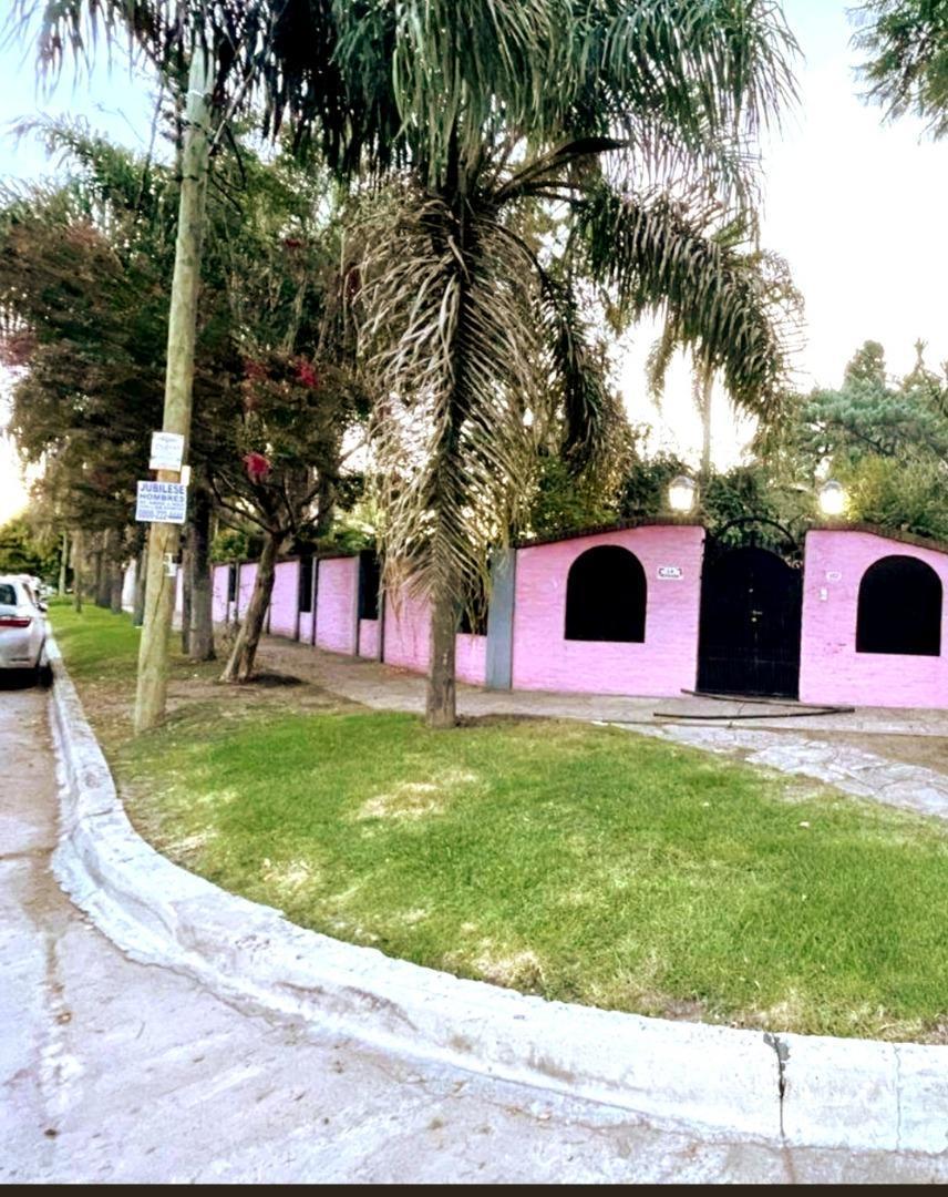 MAGNIFICO CHALET DE 4 AMB. CON COCHERA PARQUE Y PISCINA